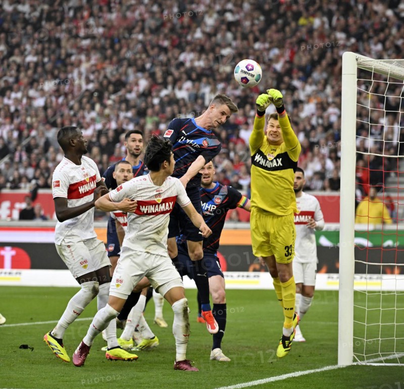 Penalty area scene, goal area scene Jan Schöppner 1. FC Heidenheim 1846 FCH (03) against goalkeeper Alexander Nübel VfB Stuttgart (33) MHPArena, MHP Arena Stuttgart, Baden-Württemberg, Germany, Europe