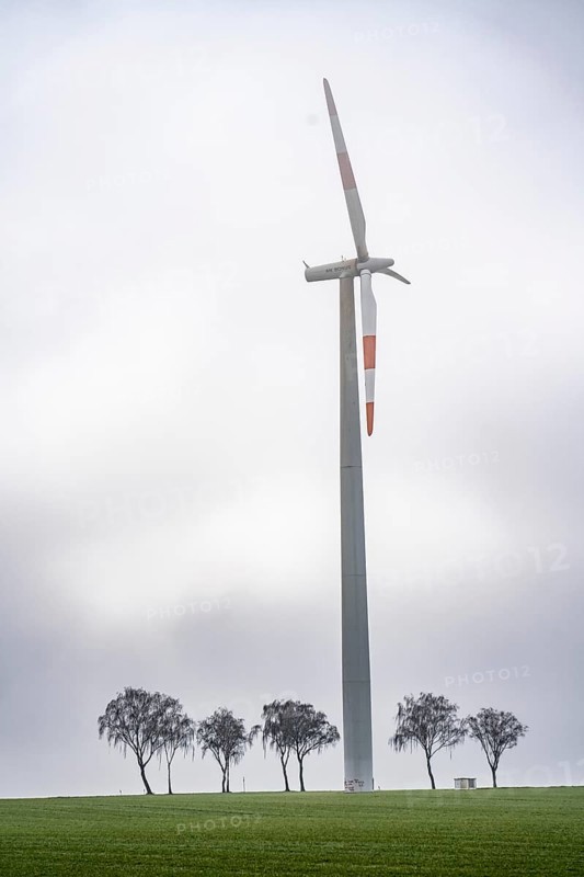 Wind farm, wind turbines near Erkelenz, Rhenish lignite mining area, in the fog, calm, no wind, North Rhine-Westphalia, Germany, Europe