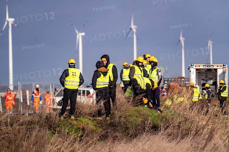 At the hamlet of Lützerath, at the Garzweiler 2 open-cast lignite mine, the RWE Group erects a double-grid fence around the entire area while the police are clearing the occupied camp, Erkelenz, North Rhine-Westphalia, Germany, Europe