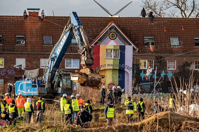 Beginning of the eviction of the Lützerath hamlet, camp of climate activists and squatters, at the Garzweiler 2 opencast lignite mine, by the police, Erkelenz, North Rhine-Westphalia, Germany, Europe