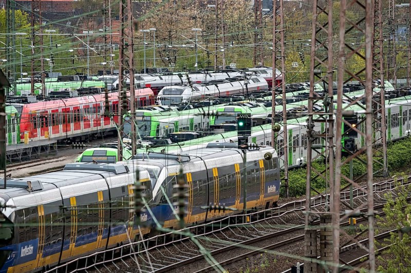 RegionalExpress, Nordwestbahn, RE14, on the way west, Duisburg, regional trains, Regiobahnen, S-Bahn, on the tracks of a railway depot, waiting for service, Essen, North Rhine-Westphalia, Germany, Europe