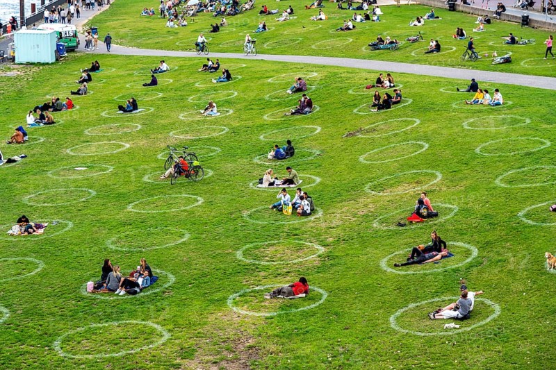 Düsseldorf on the Rhine during the corona crisis, corona circles, to comply with the distance rules, the contact bans, keeping distance is mostly observed, despite many walkers, effects of the corona crisis in Germany
