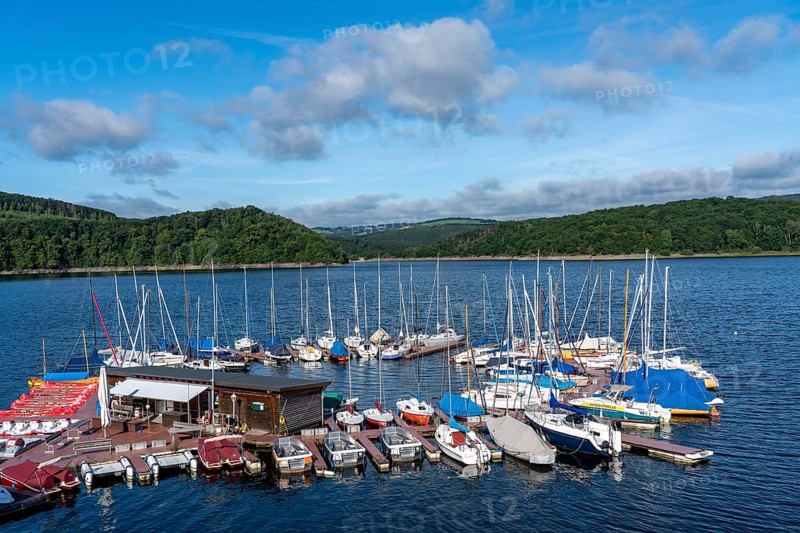 Lake Rursee, reservoir in the Eifel National Park, north-east bank near Heimbach, near the Rur dam Schwammenauel, sailing boats on the floating jetty, North Rhine-Westphalia, Germany, Europe