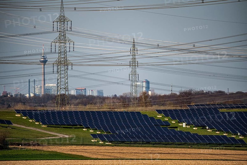 Part of a new line route, 380 KV extra-high-voltage line between Osterath and Gohr, 6-hectare solar park on a disused landfill site near Gohr-Broich, Dormagen, Düsseldorf skyline in the background, Rhine Tower, North Rhine-Westphalia, Germany, Europe