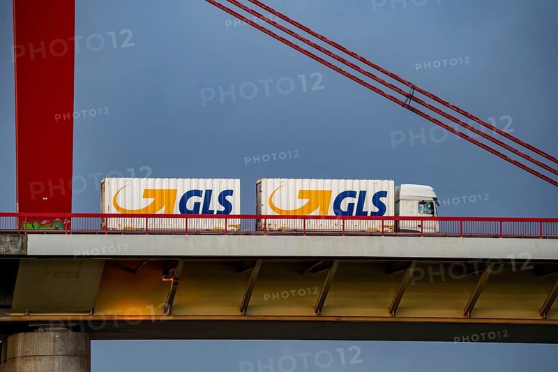Beeckerwerther Brücke, motorway bridge, A42, truck, over the Rhine, in Duisburg, North Rhine-Westphalia, Germany, Europe