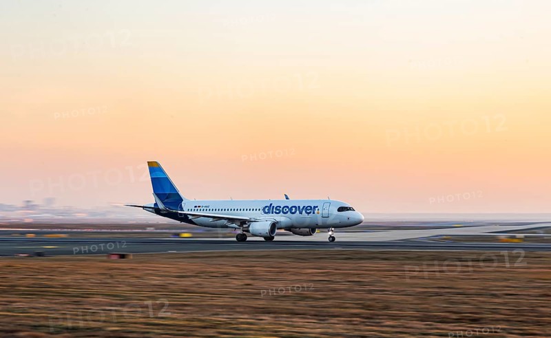 Discovery Airlines aircraft taking off in the early morning, new design, aircraft registration: D-AIUZ, DISCOVER AIRLINES, AIRBUS A320-200, Fraport Airport, Frankfurt am Main, Hesse, Germany, Europe