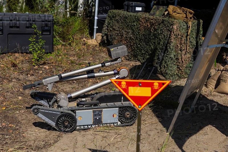 The Oberlausitz military training area opened its Tor tor to thousands of visitors for the Open Day at the Oberlausitz military training area to give them an insight behind the scenes of the Bundeswehr in Saxony. The soldiers presented a wide range of large and small equipment and gave an impressive demonstration of what they are capable of. Manipulator vehicle Packbot, called Teodor, for mine and bomb clearance, Open Day at the Oberlausitz military training area, Weißkeißel, Saxony, Germany, Europe