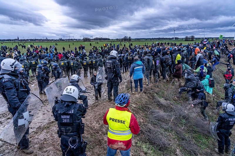 Violent clashes between thousands of demonstrators and the police, after a demonstration against the demolition of the brown coal village of Lützerath, the demonstration participants try to get to the rest of the village, Lützerah, and storm it, the police prevent this with a large contingent of forces, Erkelenz, North Rhine-Westphalia, Germany, Europe