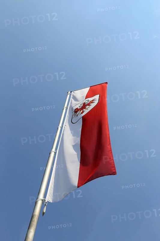 Österreichische Flagge vor blauem Himmel (Austrian flag in front of a blue sky)