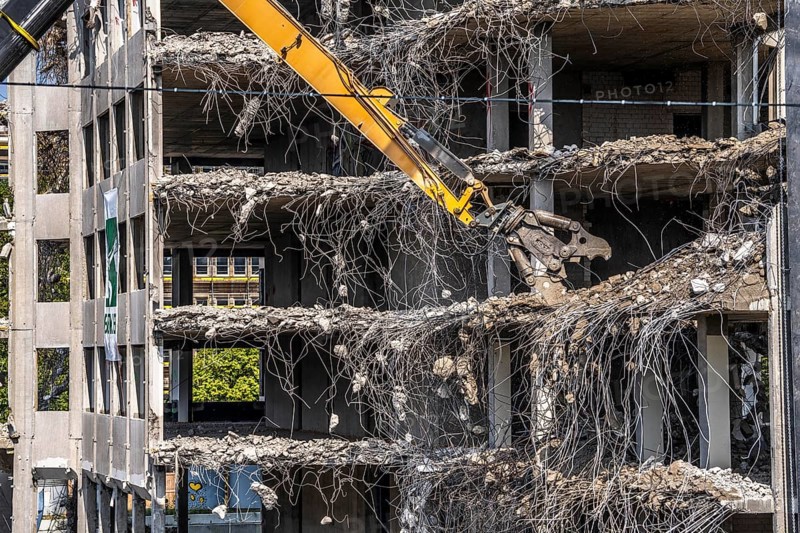 Construction site on Haroldstraße, demolition of a former office building, after complete gutting only the concrete parts remain, large excavator with cutting pliers cuts up concrete parts, steel wire, Düsseldorf, North Rhine-Westphalia, Germany, Europe