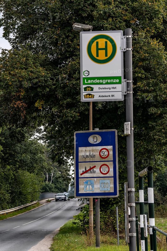 The so-called Green Border, near Straelen Niederdorf, between Germany and the Netherlands, country road, Niederdorfer Straße, first day of intensified border controls against irregular migration, traffic runs normally as usual, North Rhine-Westphalia, Germany, Europe