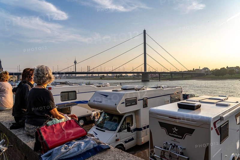 Motorhome parking space on the banks of the Rhine, Düsseldorf am Rhein, motorhome parking space on the banks of the Rhine, Rheinterrasse, Oberkassler Brücke, Düsseldorf, North Rhine-Westphalia, Germany, Europe