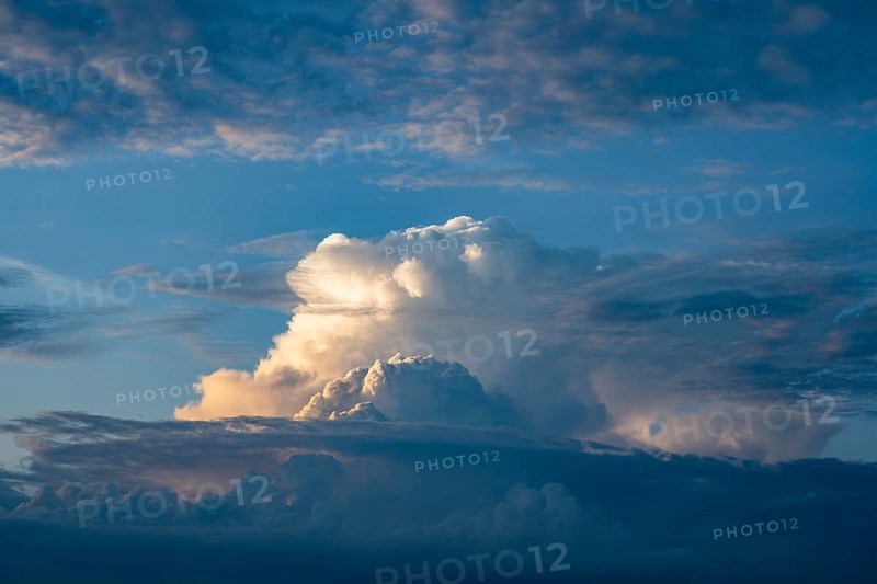 Towering cumulonimbus cloud, thundercloud, thunderstorm over the Swabian Alb illuminated by the evening sun, dramatic cloud formation, full-size, Baden-Württemberg, Germany, Europe
