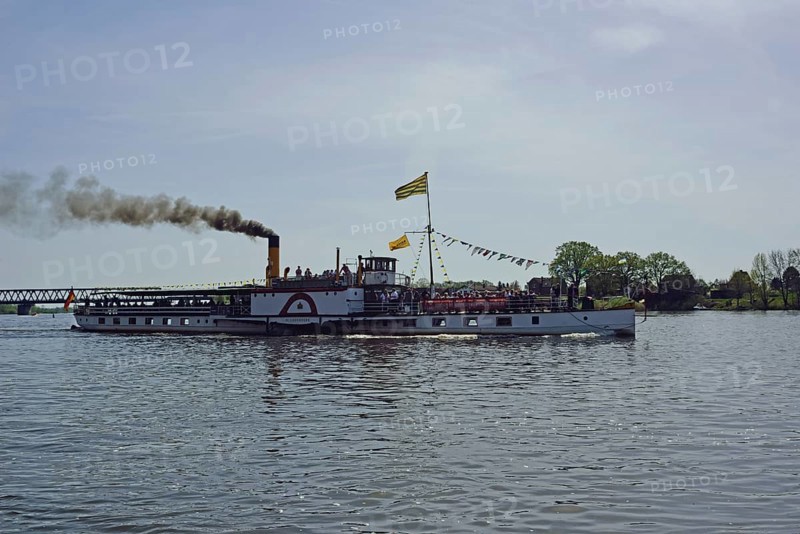 Europe, Germany, Schleswig-Holstein, Elbe, paddle steamer Kaiser Wilhelm, built 1899/ 1900 in Dresden, in front of the Elbe bridge near Lauenburg, Hamburg, Hamburg, Federal Republic of Germany, Europe