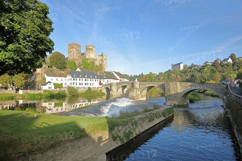 Old Lahn bridge built 1448 with castle built 12th century, Lahn valley, reflection, weir, historic stone arch bridge, Runkel, Westerwald, Taunus, Hesse, Germany, Europe