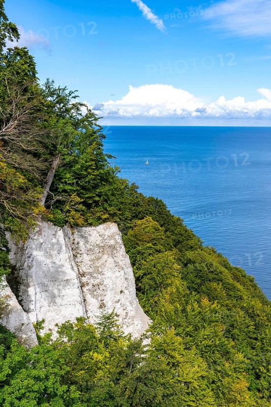 Chalk cliffs of Rügen, Königsstuhl rock formation, in the Jasmund National Park, view of the Baltic Sea and the chalk cliff coast, between Sassnitz and Lohme, Mecklenburg-Western Pomerania, Germany, Europe