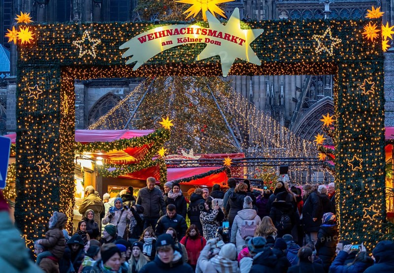 Christmas market at Roncalli Platz am Dom, in the city centre of Cologne, Sunday shopping in Cologne city centre, 1st Advent weekend, North Rhine-Westphalia, Germany, Europe