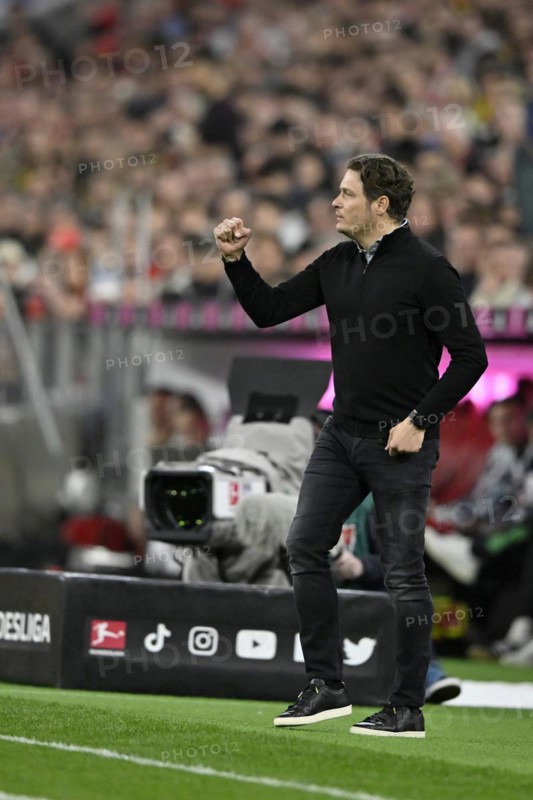 Coach Edin Terzic Borussia Dortmund BVB on the sidelines, gesture, gesture, fist, TV camera, logo, German Classico FC Bayern Munich FCB vs. Borussia Dortmund BVB, Allianz Arena, Munich, Bavaria, Germany, Europe