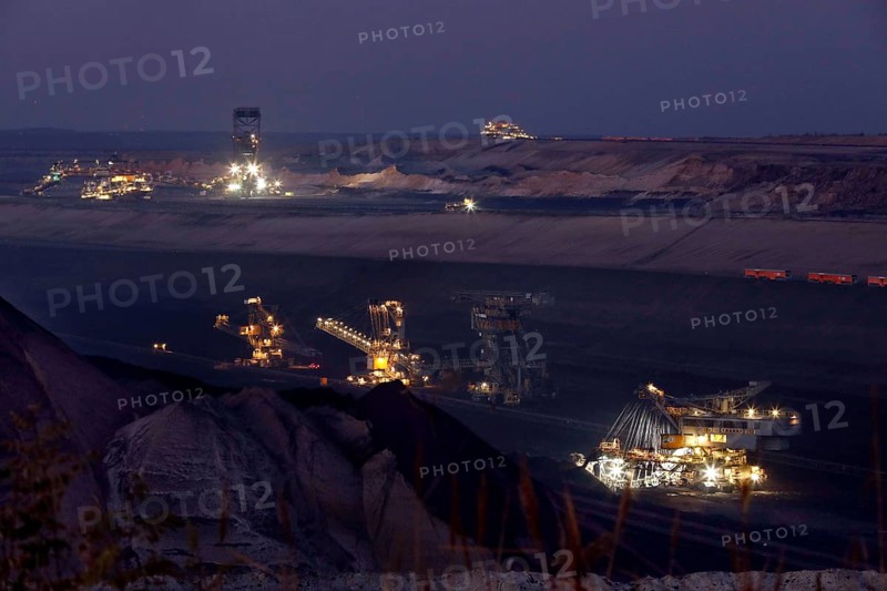 Lignite excavators extract coal in the Welzow open-cast mine, operated by LEAG. The lignite is burnt in the Schwarze Pumpe and Jänschwalde power plants to generate electricity. The phase-out of coal-fired power generation is to take place by 2038, 11.11.2021