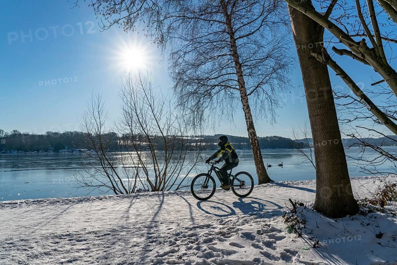 Winter in the Ruhr area, Lake Baldeney, snow-covered, partly frozen lake, walkers on the lakeside path, west bank, Essen, North Rhine-Westphalia, Germany, Europe