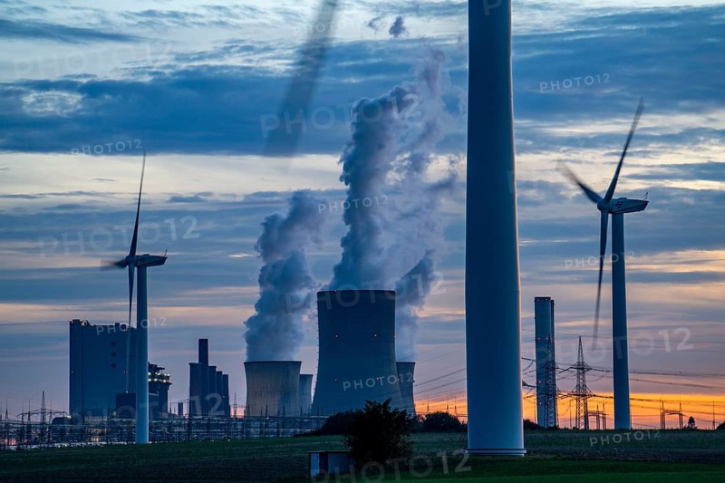 Lignite-fired power plant, RWE Power AG Niederaußem power plant, wind power plants, 2 units were shut down in 2020/21 and restarted in June 22 to replace gas-fired power plants in the 2022 energy crisis, Bergheim, North Rhine-Westphalia, Germany, Europe