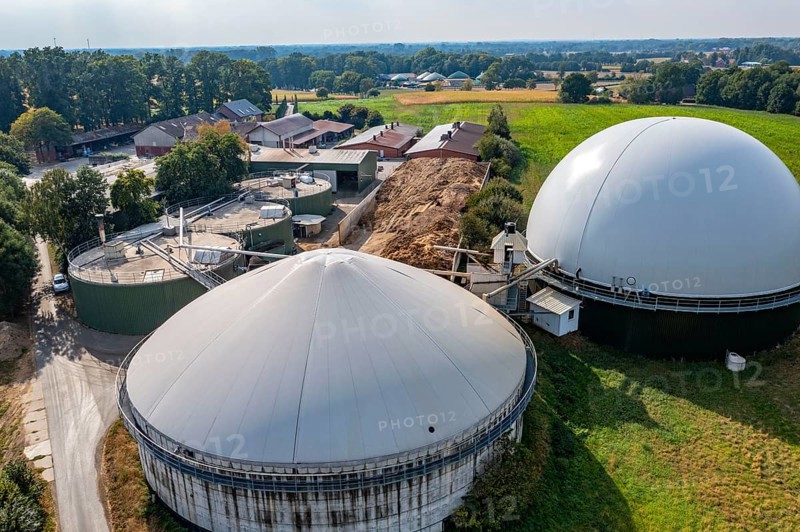 Biogas plant, gas storage, with dome, fermenter tanks for the fermentation process, use of solid manure as energy source, on a farm near Lippling, close to Delbrück in East Westphalia, in the district of Paderborn, 1.5 megawatts of electrical power, production of district heating for homes in the region, North Rhine-Westphalia, Germany, Europe