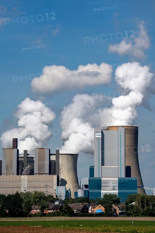 Lignite-fired power plant, RWE Power AG Niederaußem power plant, 2 units were shut down in 2020/21 and restarted in June 22 to replace gas-fired power plants in the 2022 energy crisis, residential area near Niederaußen, Bergheim, North Rhine-Westphalia, Germany, Europe