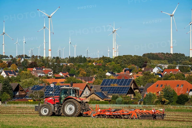 Wind farm above the village of Lichtenau, self-proclaimed energy town, houses with photovoltaic systems on the roofs, Paderborn district, OWL, A North Rhine-Westphalia, Germany, Europe