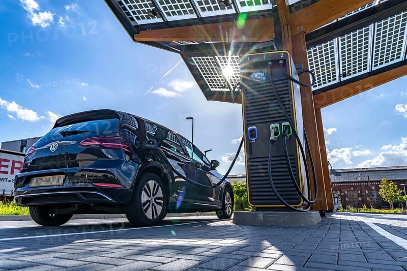 E-fuelling station on the site of the former Lohberg colliery in Dinslaken, 4 300 kW fast-charging columns, from the provider Fastend, the charging current comes from renewable energies, part of it from the photovoltaic roof of the e-fuelling station, North Rhine-Westphalia, Germany, Europe