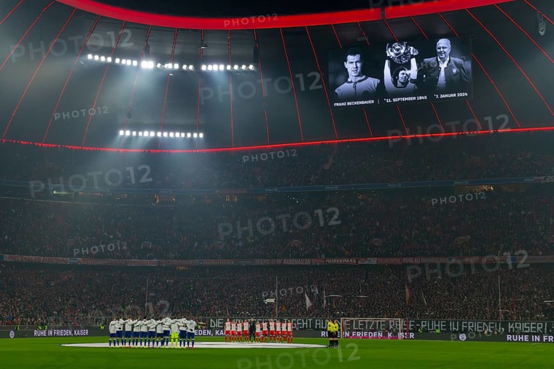 Players of FC Bayern Munich FCB and TSG 1899 Hoffenheim, photo on scoreboard mourning, remembrance, minute's silence for the death of Franz Beckenbauer, Allianz Arena, Munich, Bavaria, Germany, Europe