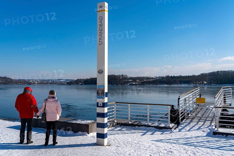 Winter in the Ruhr area, Lake Baldeney, snow-covered, partly frozen lake, shore, pier Strandbad, Essen, North Rhine-Westphalia, Germany, Europe