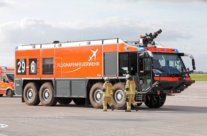 Airport fire brigade fire engine on the BER tarmac during an EASA emergency exercise. Emergency services rehearsed an emergency in the aviation security area. The airport company rehearsed for an emergency together with the federal police and fire brigade as part of an emergency exercise, Schönefeld, 11 October 2022