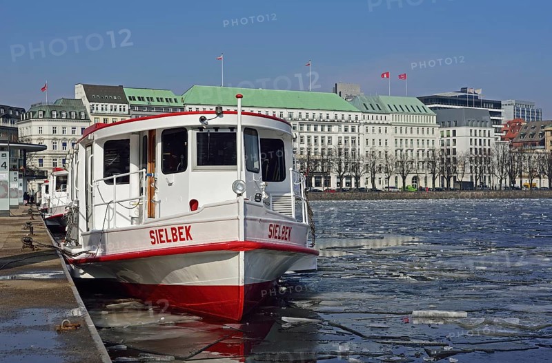 Europe, Germany, Hamburg, City, Inner Alster Lake, Alster steamer, ice floes, winter, view to the Hotel Vier Jahreszeiten, Alster boat Sielbek at the pier Jungfernstieg, Hamburg, Hamburg, Federal Republic of Germany, Europe