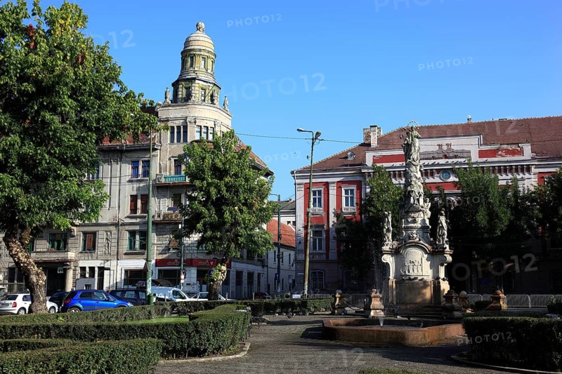 At Piata Libertatii, Freedom Square, Old Town Hall behind the baroque Marian column with St John of Nepomuk, Timisoara, Timisoara, Banat, Romania, Europe