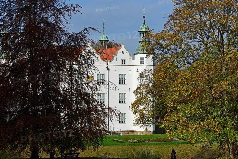 Europe, Germany, Schleswig-Holstein, Ahrensburg, moated castle Ahrensburg, autumn, front facade, built around 1595, late Renaissance, Hamburg, Hamburg, Federal Republic of Germany, Europe
