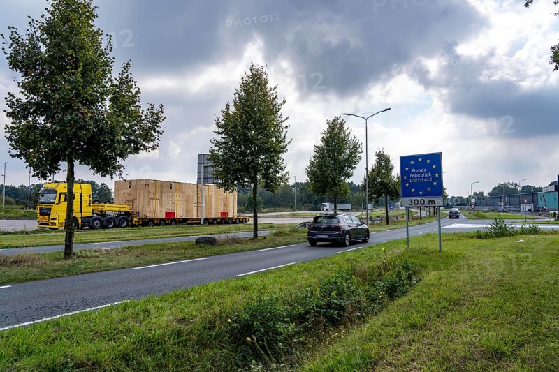 The so-called Green Border, at the former border crossing Schwanenhaus, between Germany and the Netherlands, between Velo and Nettetal, first day of increased border controls against irregular migration, traffic runs normally as usual, North Rhine-Westphalia, Germany, Europe