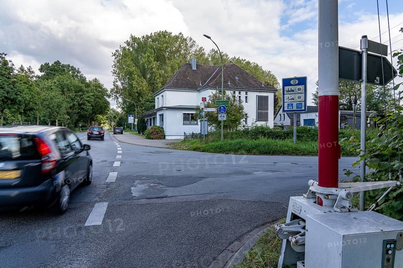Green border, Siebengewald-Gaesdonck border crossing, south of Goch, without controls, between the Netherlands and Germany, old, restored barrier, former customs building in D, North Rhine-Westphalia, Germany, Europe