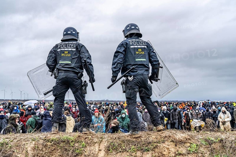 Violent clashes between thousands of demonstrators and the police, after a demonstration against the demolition of the brown coal village of Lützerath, the demonstration participants try to get to the rest of the village, Lützerah, and storm it, the police prevent this with a large contingent of forces, Erkelenz, North Rhine-Westphalia, Germany, Europe