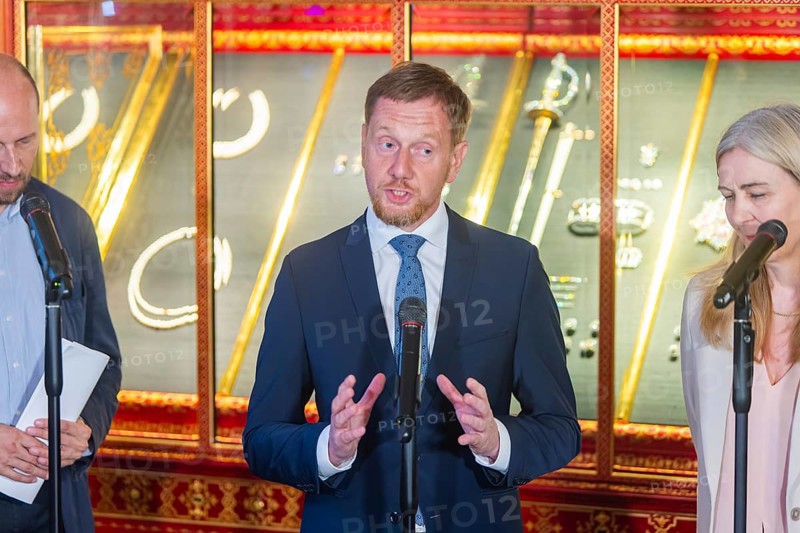 In December 2022, the Dresden public prosecutor's office, the Soko Epaulette and the LKA Saxony succeeded in recovering a significant proportion of the stolen goods taken during the burglary of the Historic Green Vault. Despite the ongoing seizure by the district court, it is now possible for the first time to exhibit the jewels in their original location and to experience the Historic Green Vault almost in its entirety. Holger Liebs, Press Spokesman of the SKD, Michael Kretschmer, Prime Minister of the Free State of Saxony, Marion Ackermann, Director General of the Dresden State Art Collections, Presentation of the recovered jewels from the Historic Green Vault, Dresden, Saxony, Germany, Europe
