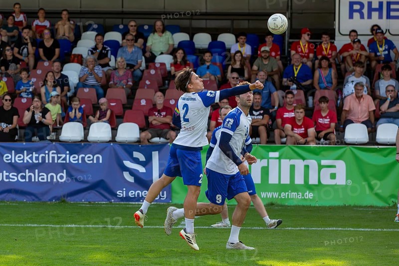 Fistball: TSV Pfungstadt against TV Käfertal (IFA 2024 Fistball World Tour Finals Mannheim, preliminary round match Group A) . Picture: Felix Klassen (2) serves Nick Trinemeier (9), Käfertal
