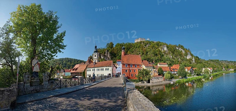Bridge with the statue of St Nepomuk over the river Naab in a peaceful atmosphere with a view of Kallmünz and its castle ruins, Kallmünz, Upper Palatinate, Bavaria, Germany, Europe