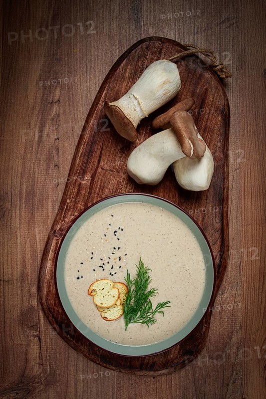 Mushroom cream soup, with dill and bruschetta, mushroom eringi