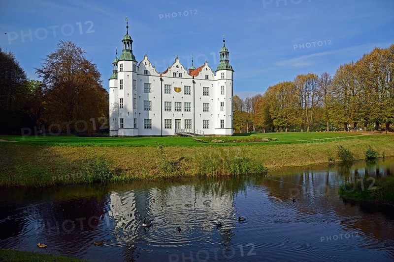 Europe, Germany, Schleswig-Holstein, Ahrensburg, moated castle Ahrensburg, autumn, front facade, built around 1595, late Renaissance, moat, Europe