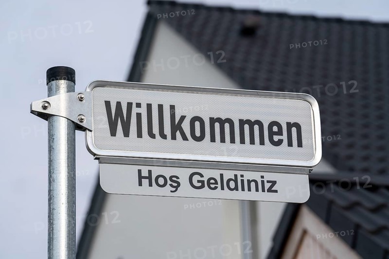 Street sign, Welcome, in German and Turkish, New residential neighbourhood with 150 plots, on the site of the former RAG Lohberg mine in Dinslaken, the development is supplied with green energy and is located at the foot of the Lohberg slagheap and the Lohberg Creative Quarter, CO2-neutral location, North Rhine-Westphalia, Germany, Europe