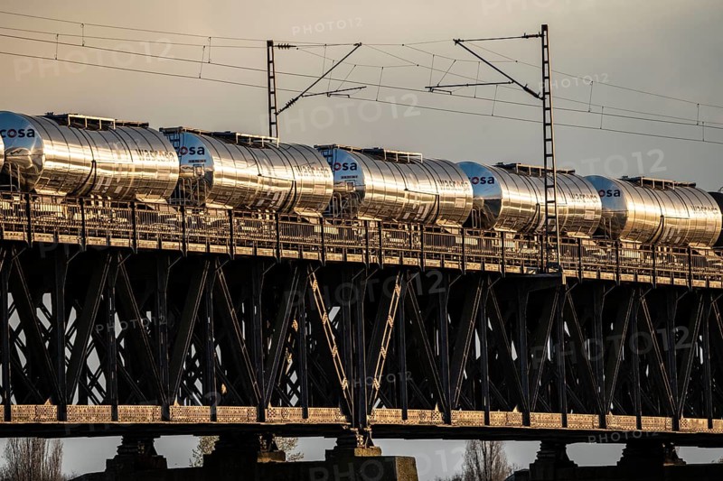Rhine near Duisburg-Beeckerwerth, goods train on the Haus-Knipp railway bridge, over the Rhine near Duisburg, North Rhine-Westphalia, Germany, Europe