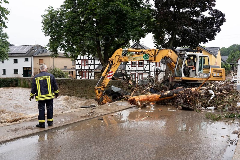 Flood in North Rhine-Westphalia, the village of Iversheim on the Erft was almost completely flooded Damage to almost all buildings and the road, clean-up work, Iversheim, district of Bad Münstereifel, North Rhine-Westphalia, Germany, Europe