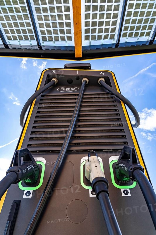 E-fuelling station on the site of the former Lohberg colliery in Dinslaken, 4 300 kW fast-charging columns, from the provider Fastend, the charging current comes from renewable energies, part of it from the photovoltaic roof of the e-fuelling station, North Rhine-Westphalia, Germany, Europe