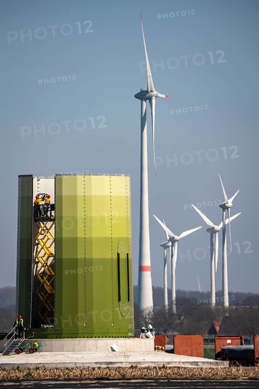 Construction of a wind turbine, Enercon steel pillar, near Kerken, Kleve district, Lower Rhine, North Rhine-Westphalia, Germany, Europe