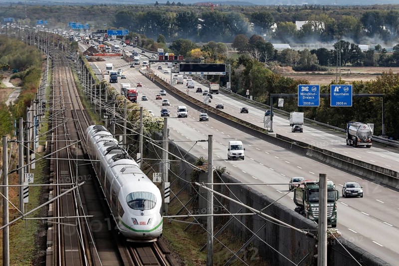 A Deutsche Bahn ICE train passes cars on the A3 motorway, Flörsheim, 28/09/2020