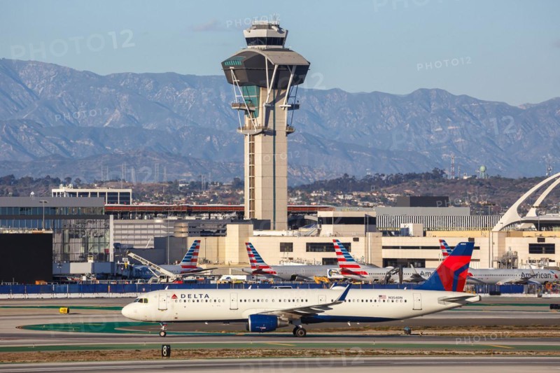 A Delta Air Lines Airbus A321 aircraft with the registration number N354DN at Los Angeles Airport, USA, North America